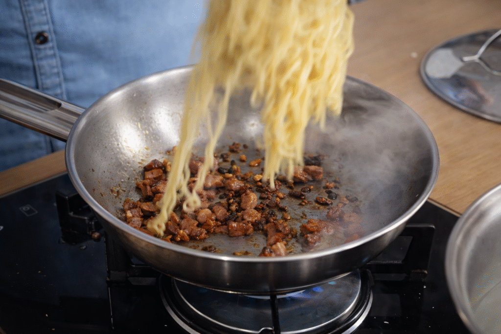 ChatGPT-Image-22-de-mar.-de-2026-14_18_46-1024x683 Miojo à Carbonara: O Melhor Miojo do Mundo em 10 Minutos