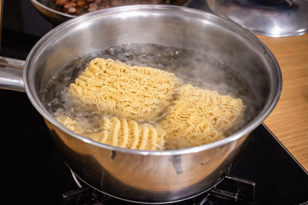 ChatGPT-Image-22-de-mar.-de-2026-14_21_17-1024x683 Miojo à Carbonara: O Melhor Miojo do Mundo em 10 Minutos