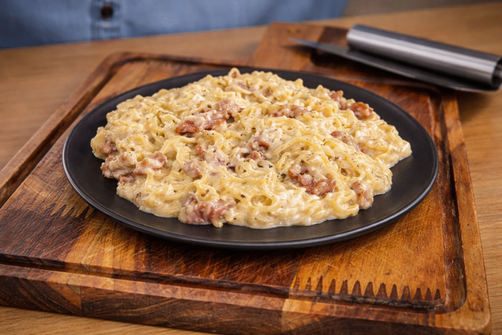 ChatGPT-Image-22-de-mar.-de-2026-14_21_22-1-1024x683 Miojo à Carbonara: O Melhor Miojo do Mundo em 10 Minutos