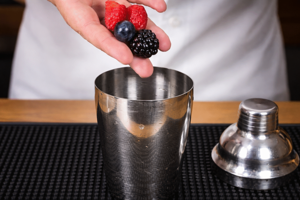 ChatGPT-Image-26-de-mar.-de-2026-09_08_19-1024x683 Caipiroska de Frutas Vermelhas: Drink Perfeito para o Natal e Confraternizações