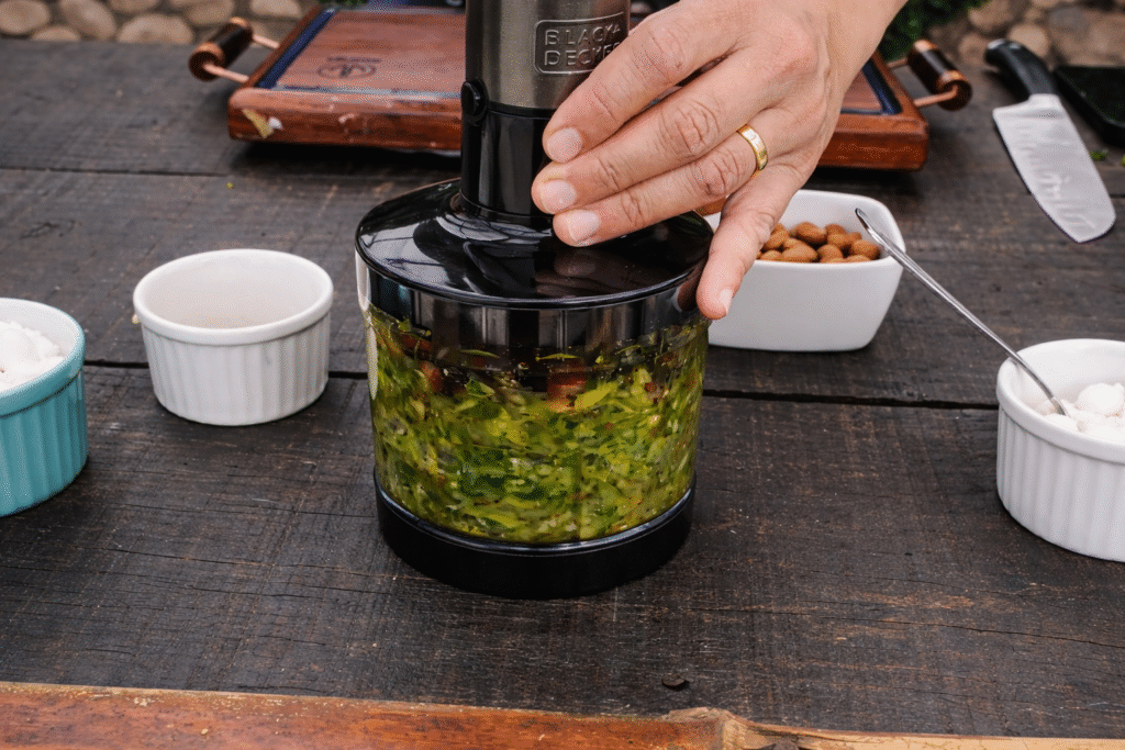 Chef-bolinho-preparando-um-pesto-fresco-e-bem-aromatico-1024x683 Polvo com Purê de Batata e Molho Pesto: Receita Sofisticada com Sabor de Restaurante