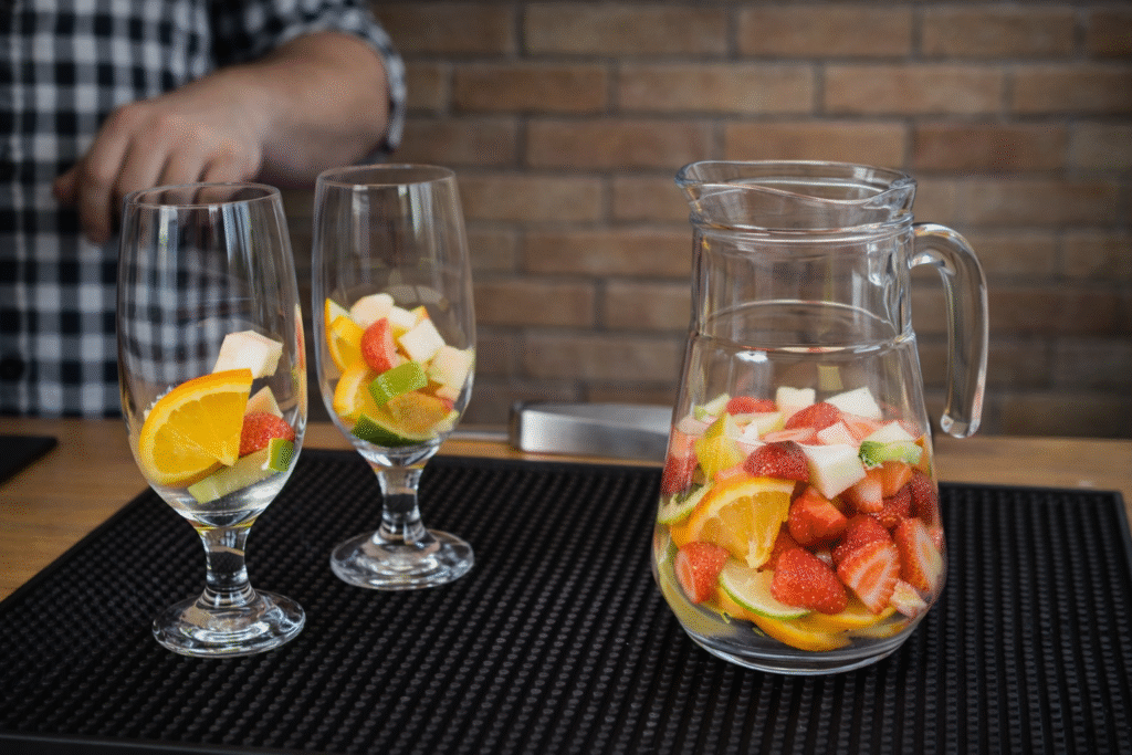 Clericot-do-chef-pv-show-sendo-preparado-1024x683 Clericot de Vinho Branco: drink leve, frutado e perfeito para o verão