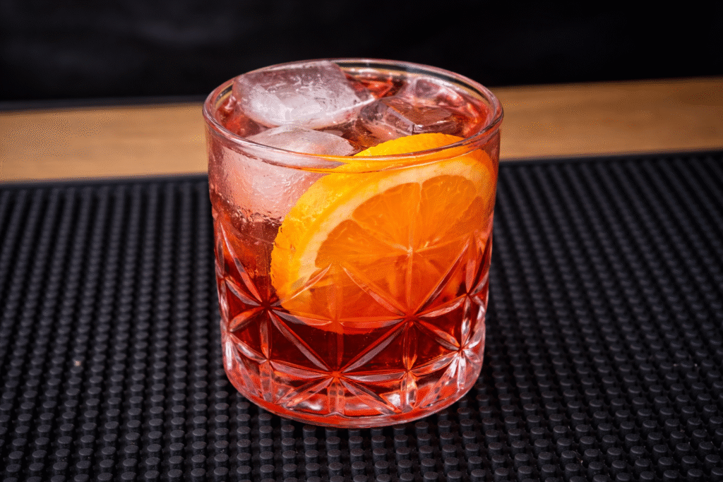 DRINK-AMERICANO-3-1024x683 Drink Americano com Campari: Receita Clássica, Refrescante e Fácil