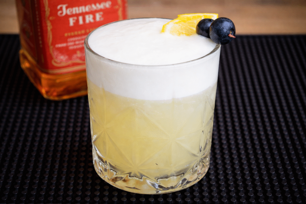 Jack-Fire-Sour-1-1-1024x683 Jack Fire Sour: Drink Cremoso com Canela e Limão