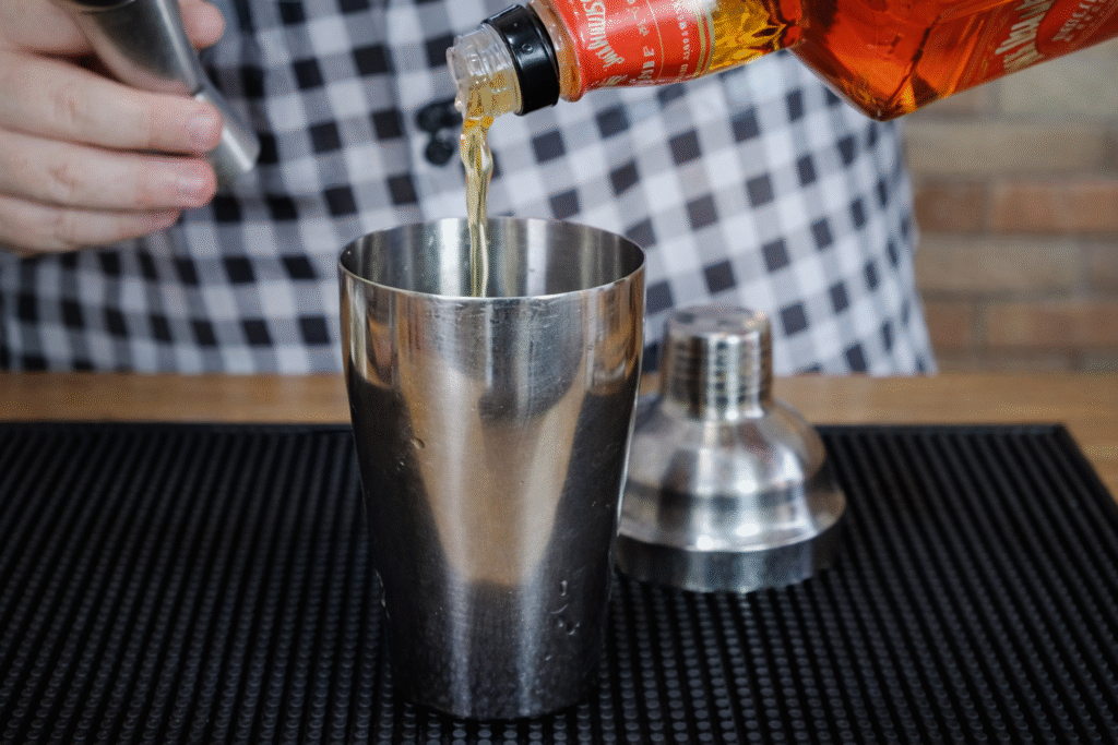 Jack-Fire-Sour-2-1024x683 Jack Fire Sour: Drink Cremoso com Canela e Limão