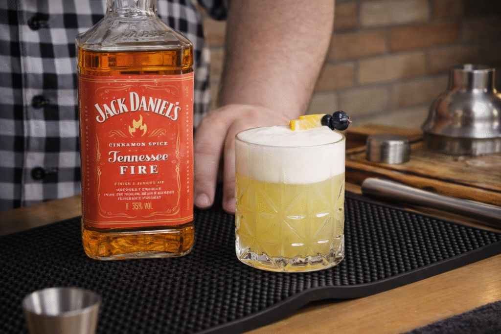 Jack-Fire-Sour-3-1024x683 Jack Fire Sour: Drink Cremoso com Canela e Limão