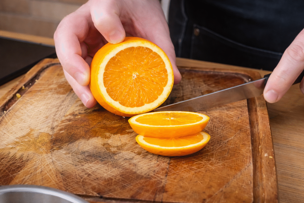 LARANJA-E-UMA-BOA-GUARNICAO-PARA-DRINK-COM-CAMPARI-1024x683 Drink Americano com Campari: Receita Clássica, Refrescante e Fácil