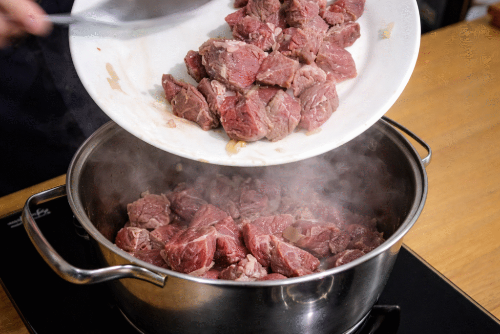 Zezinho-preparando-um-refogadod-e-carne-para-estrogonofe-1024x683 Strogonoff de Carne Simples e Cremoso: Receita do Zezinho (Segredo Revelado)