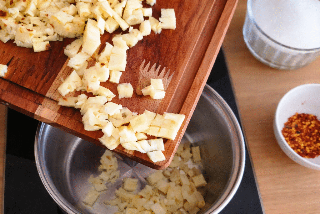 abacaxi-na-panela-com-pimenta-para-uma-geleia-1024x683 Panceta à pururuca no forno (sem óleo) com geleia de abacaxi com pimenta