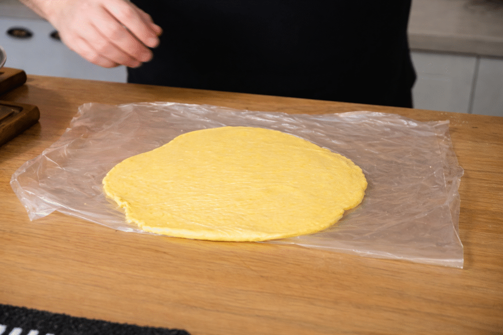 abrindo-massa-de-tortilha-de-milho-1024x683 Tortilha de Milho Caseira: Receita Tradicional Mexicana Fácil de Fazer