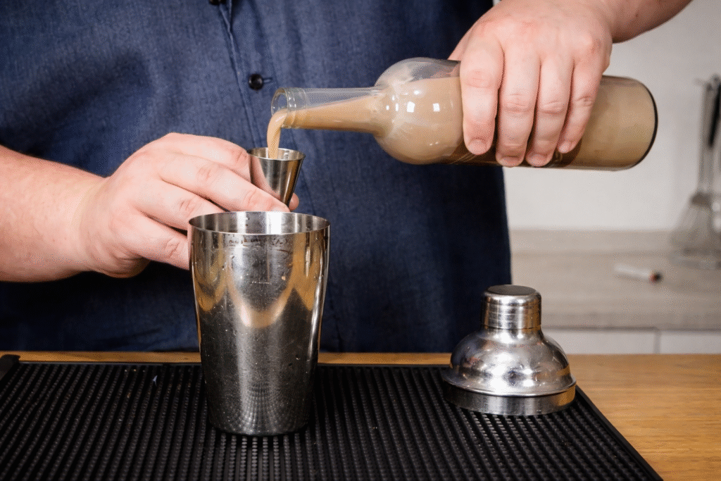 adicionando-licor-de-cacau-para-fazer-o-brandy-alexander-1024x683 Alexander com Conhaque: Coquetel Cremoso, Elegante e Fácil de Fazer