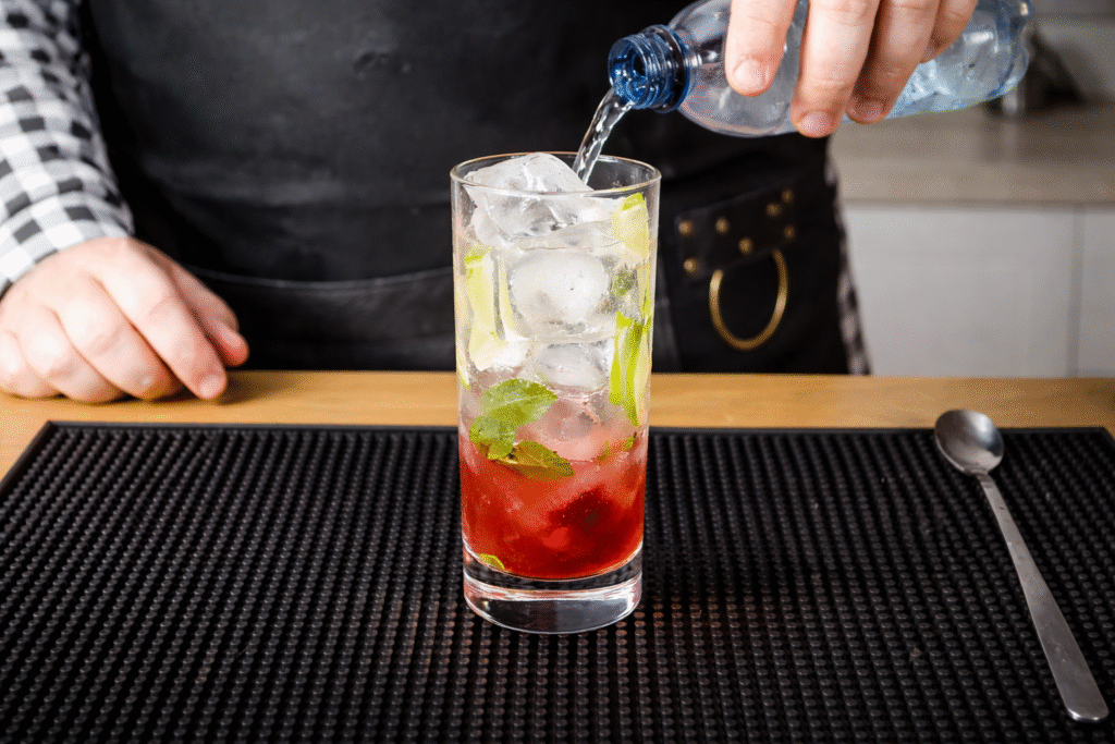 agua-com-gas-para-dar-suavidade-ao-campari-mojito-1024x683 Campari Mojito: O Drink Refrescante com Toque Amargo que Vai Surpreender Você