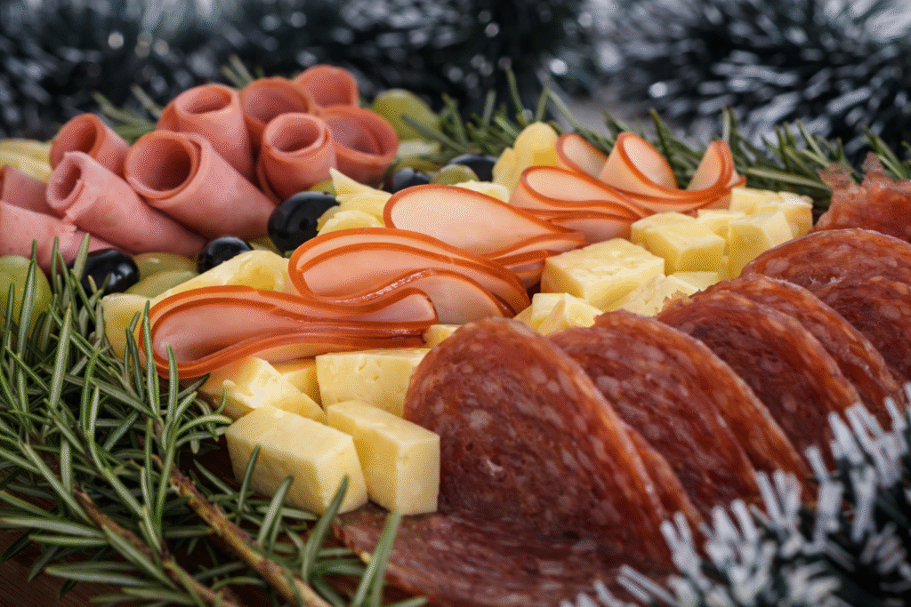 arvore-de-frios-paa-o-natal2-1-1024x683 Tábua de Frios de Natal em Formato de Árvore: Ideia Criativa e Fácil para Impressionar