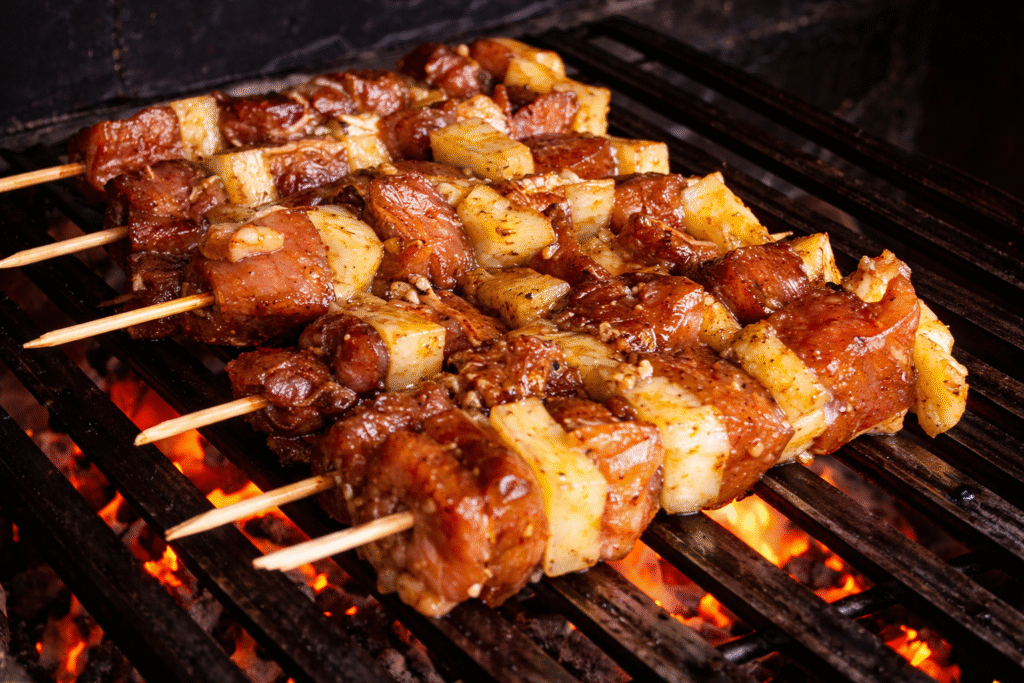 assando-espetinho-de-carne-suina-com-abacaxi-1024x683 Espetinho de Lombo Suíno com Abacaxi: Receita Agridoce para Churrasco ou Festa Junina