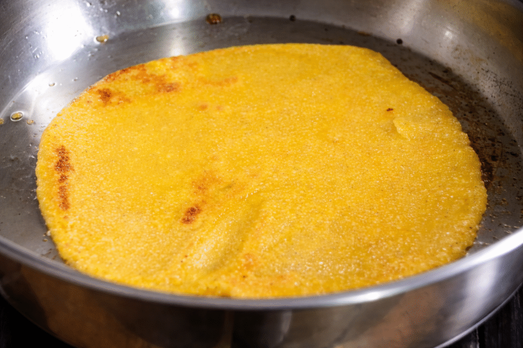 assando-tortilha-de-milho-na-frigideira-1024x683 Tortilha de Milho Caseira: Receita Tradicional Mexicana Fácil de Fazer