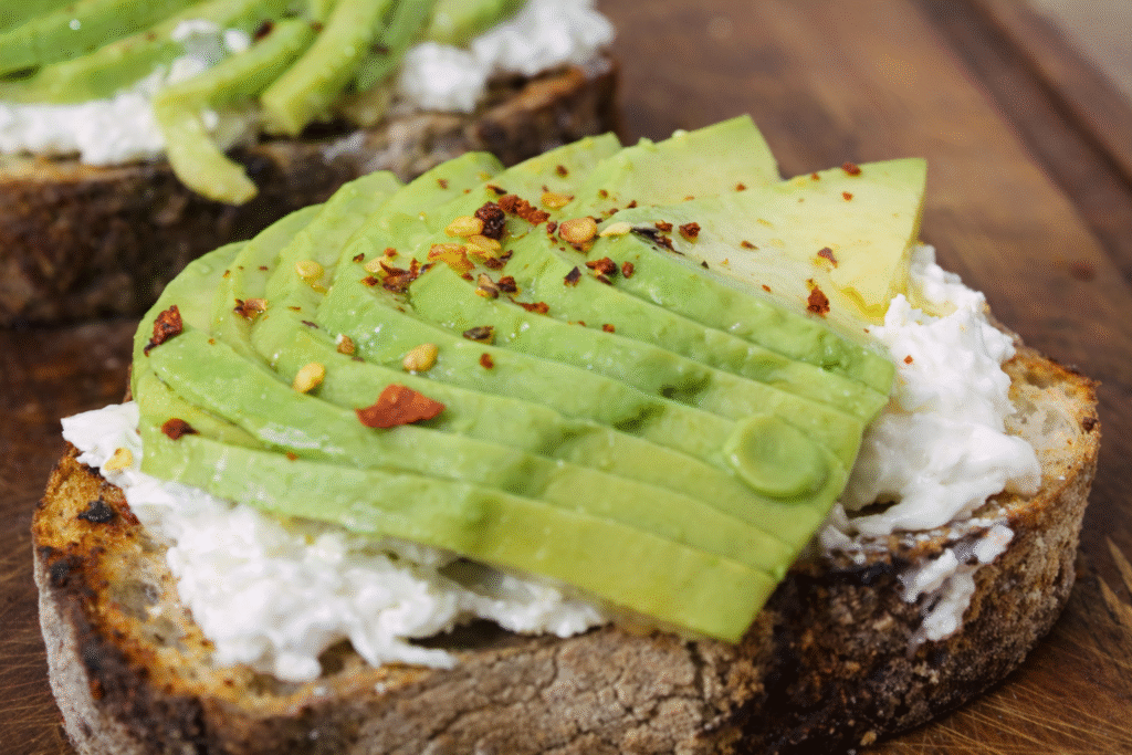 avocado-toast-com-creme-de-queijo-1-1024x683 Avocado Toast com Creme de Ricota: Receita Fácil, Saudável e Deliciosa