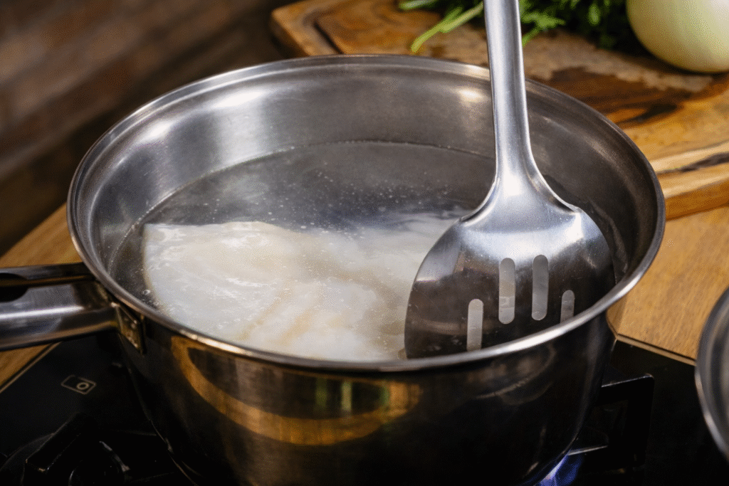 bacalhau-cozinhando-1024x683 Bacalhau à Gomes de Sá: Receita Tradicional Portuguesa