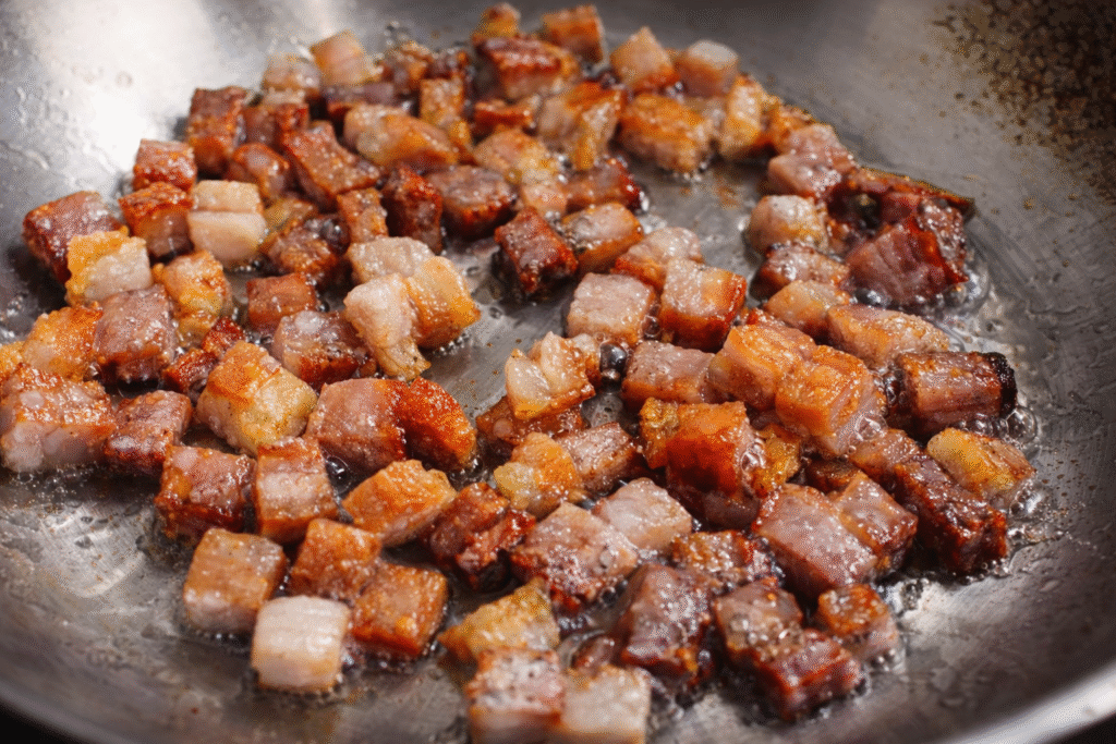 bacon-crocante-para-macarrao-com-queijo-1024x683 Macarrão com Queijo Emmental e Bacon: Receita Cremosa Sem Molho Branco