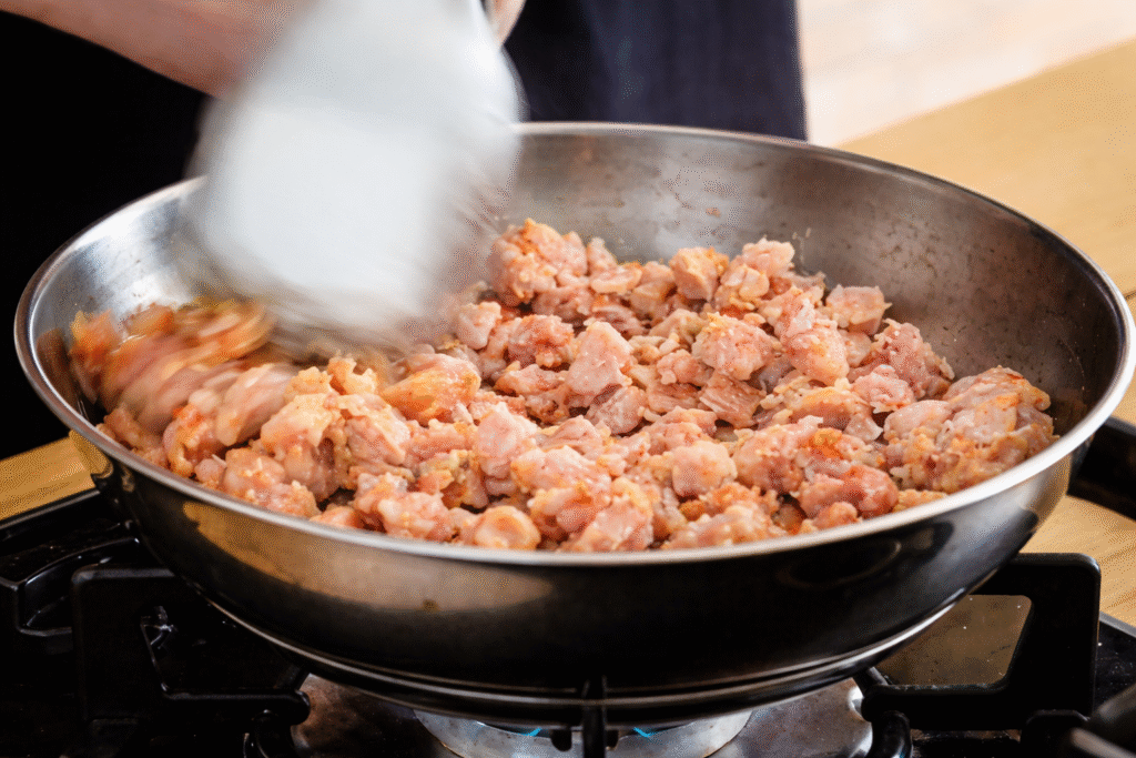 bacon-fritando-para-companhar-macarrao-1024x683 Mac and Cheese: Macarrão com Queijo Cremoso (Estilo Americano) com Bacon