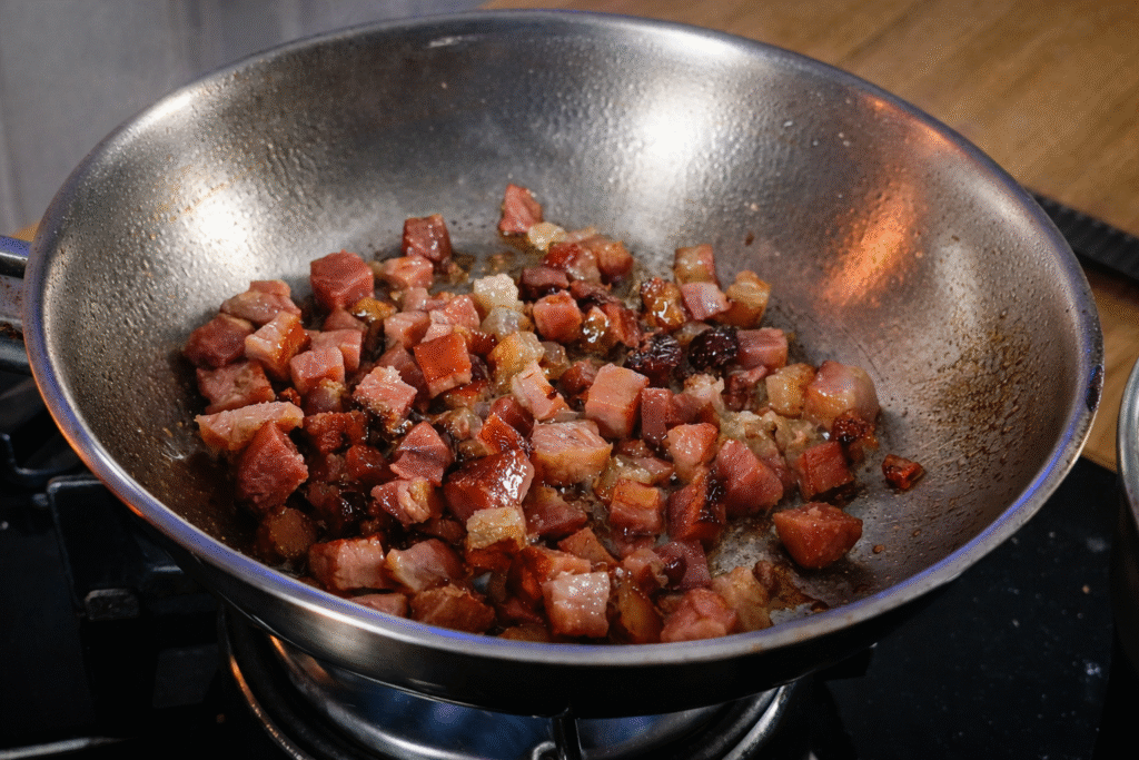 bacon-frito-para-crocancia-e-sabor-na-batata-1024x683 Batata Frita com Cheddar e Bacon: Receita de Lanchonete Cremosa e Crocante