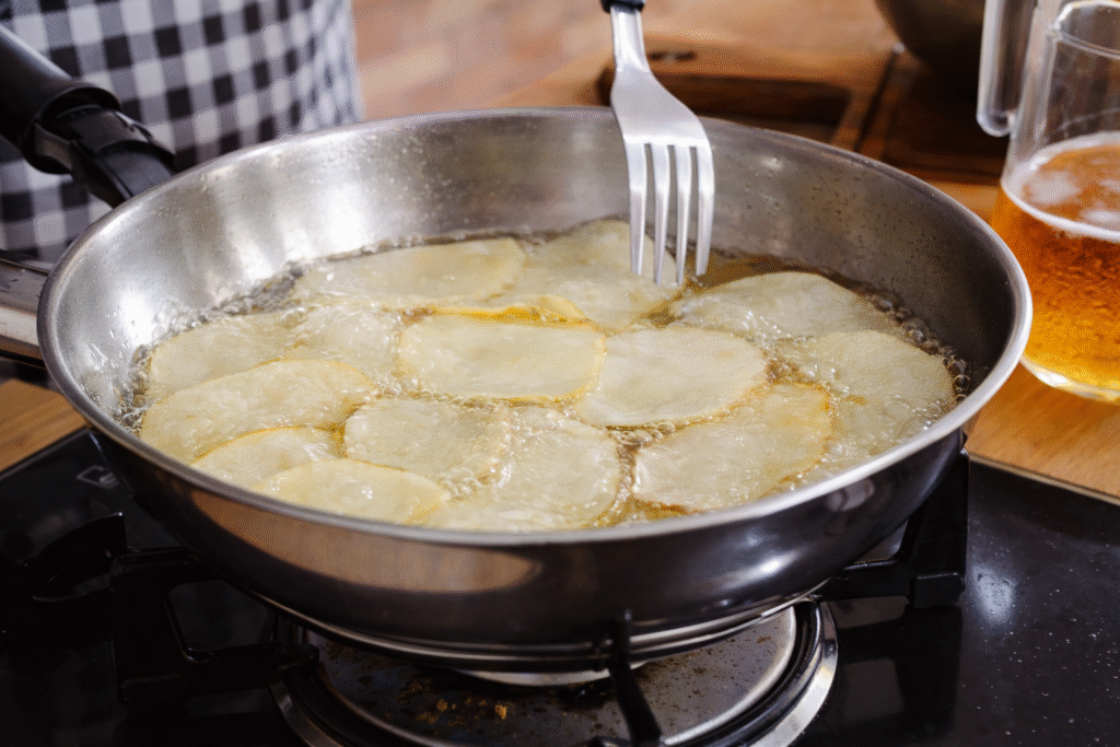 batatas-chips-para-fish-and-cheeps-1024x683 Fish and Chips: clássico inglês com peixe empanado e batata chips