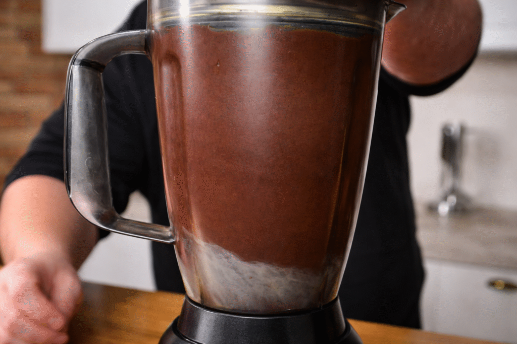 batendo-licor-de-cacau-1024x683 Como Fazer Licor de Cacau Caseiro: Receita Fácil, Barata e Cremosa