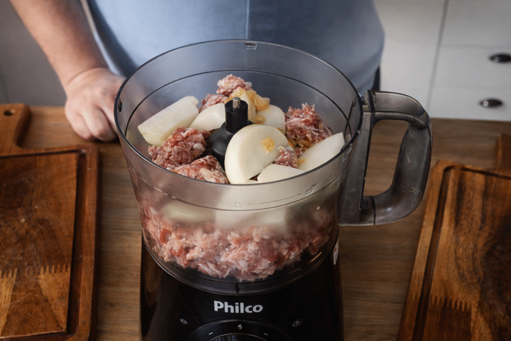 batendo-massa-de-croquete-de-linguica-no-processador-1024x683 Croquete de Linguiça Colonial Crocante e Caseiro: Receita Fácil para Impressionar