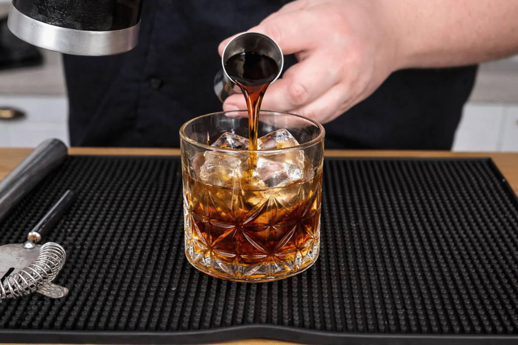 cafe-e-um-ingredientes-excelente-para-preparacao-de-drinks-1024x683 French Connection: Drink com Conhaque e Licor de Café Simples e Sofisticado