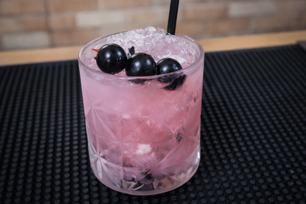 caipirinha-de-jabuticaba-e-leve-e-tem-cor-atraente-1-1024x683 Caipirinha de Jabuticaba: receita fácil com fruta da estação