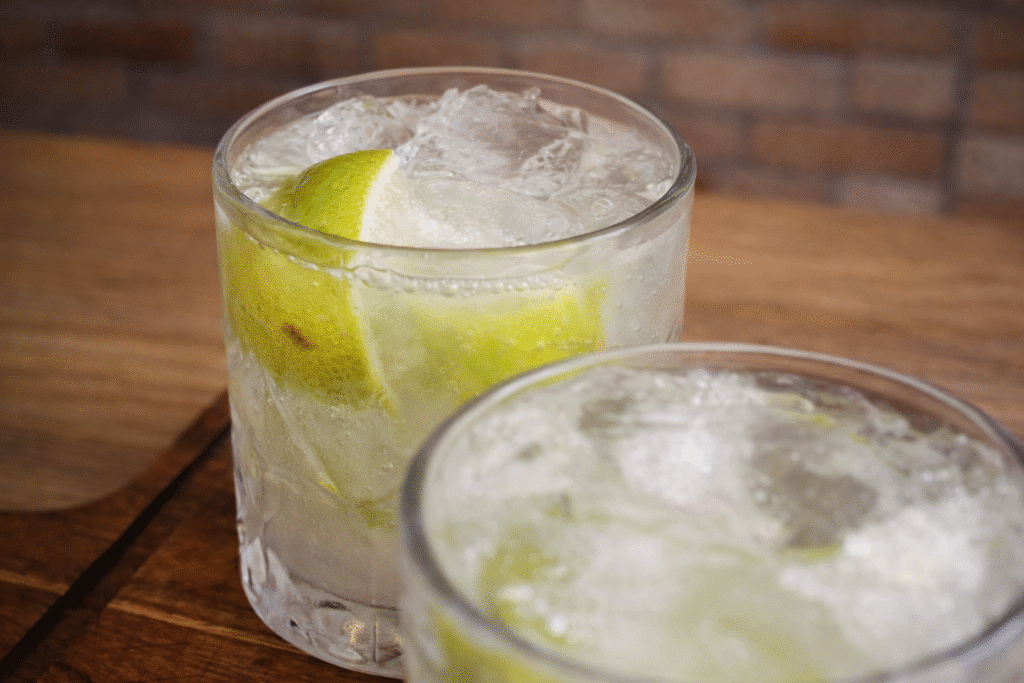 caipirinha-e-com-cachaca-1024x683 Caipirinha, Caipiroska e Caipiríssima: Entenda as Diferenças e Aprenda a Fazer