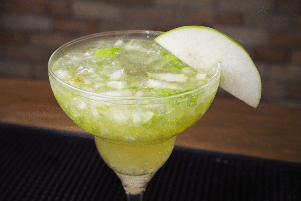 caipivinho-de-maca-verde-1-1024x683 Drink de Vinho Branco com Maçã Verde: refrescante e fácil de fazer