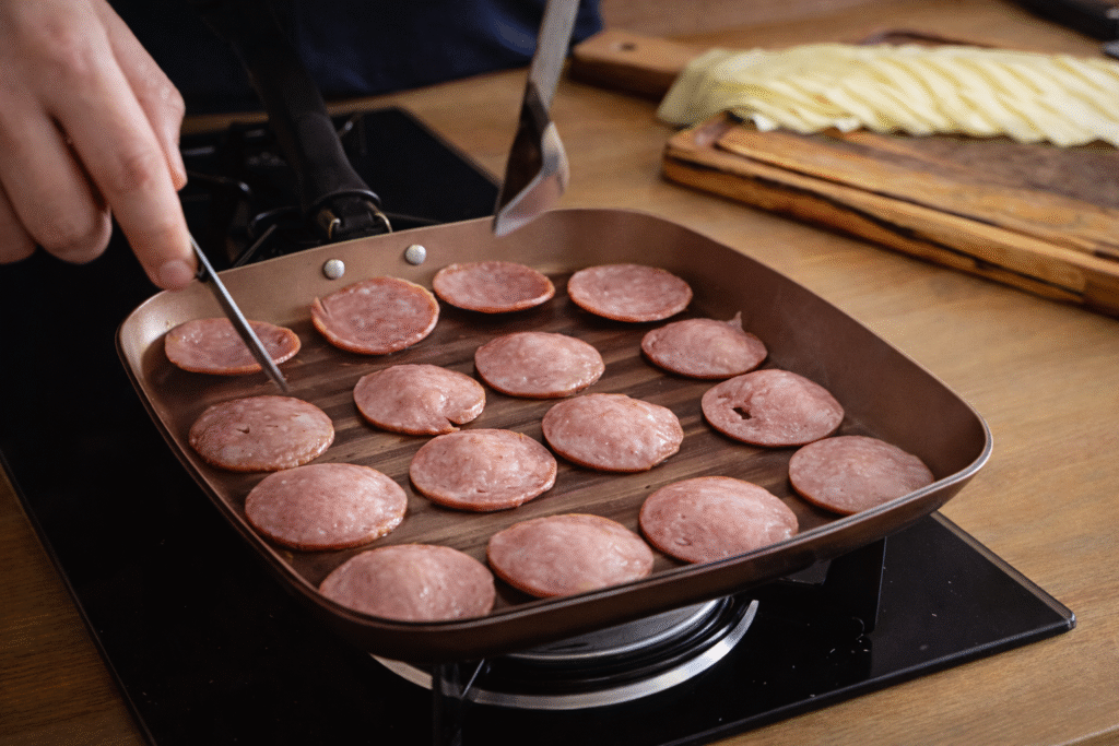 calabresa-grelhando-para-pizza-1024x683 Pizza de Batata Frita com Calabresa: Receita Crocante e Irresistível