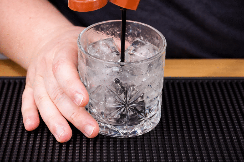 calda-de-chocolate-no-copo-para-drink-1024x683 White Russian de Chocolate: Drink Cremoso com Licor de Cacau