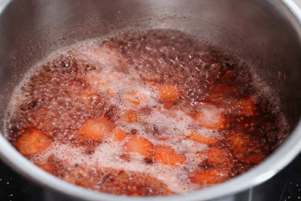 calda-de-morangos-cozinhando-1024x683 Vacherin Glacé de Suspiro com Morangos