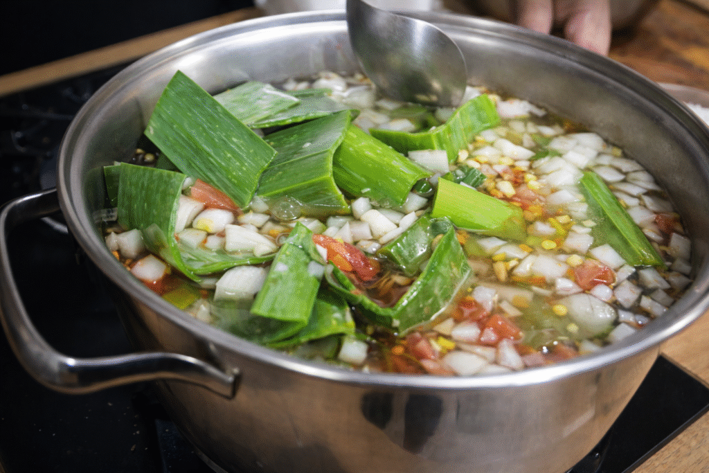 caldo-de-legumes-sendo-preparado-para-risoto-1024x683 Risoto de Alho-Poró com Champignon e Iscas de Carne: Receita Cremosa e Saborosa