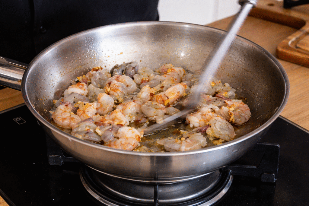 camaroes-fritando-na-frigideira-1024x683 Fritada de Camarão: Receita Fácil, Rápida e Cheia de Sabor