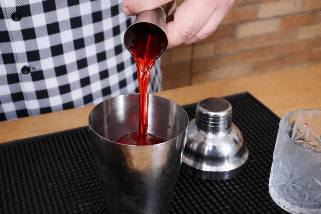 campari-sendo-adicionado-na-camparinha-1024x683 Camparinha de Limão: a caipirinha com Campari