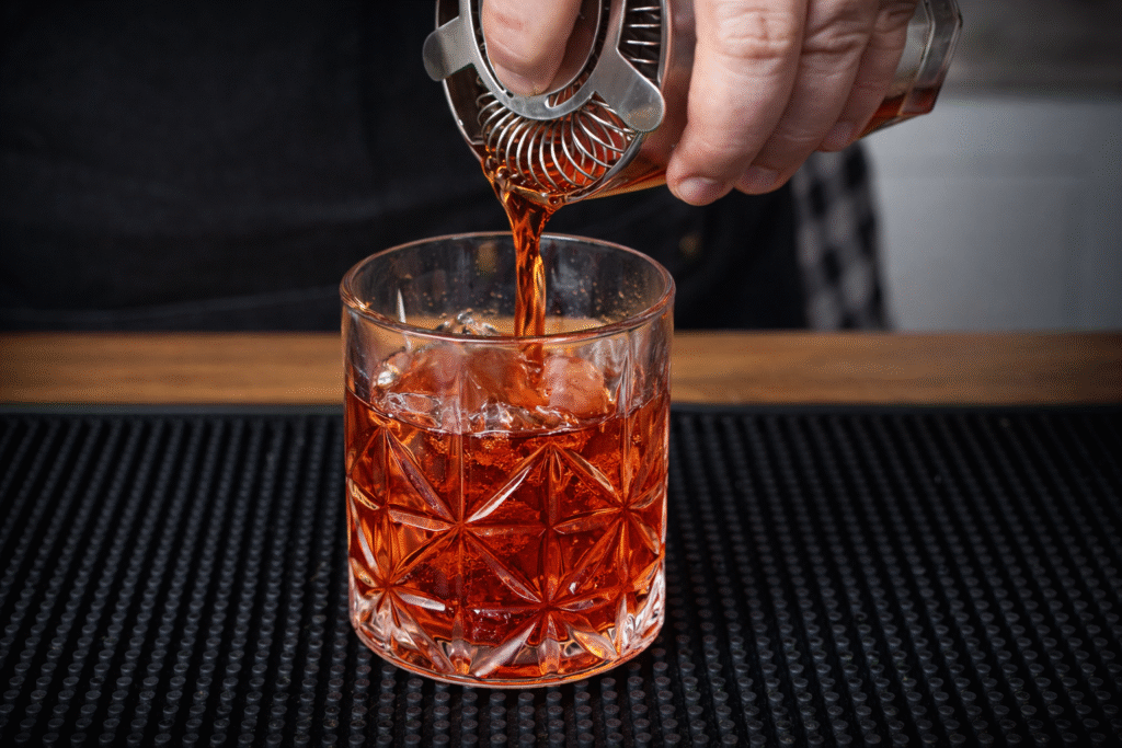 campari-vermouth-e-whisk-para-o-boulevardier-1024x683 Boulevardier: O Drink Clássico com Bourbon que é a Versão Mais Elegante do Negroni