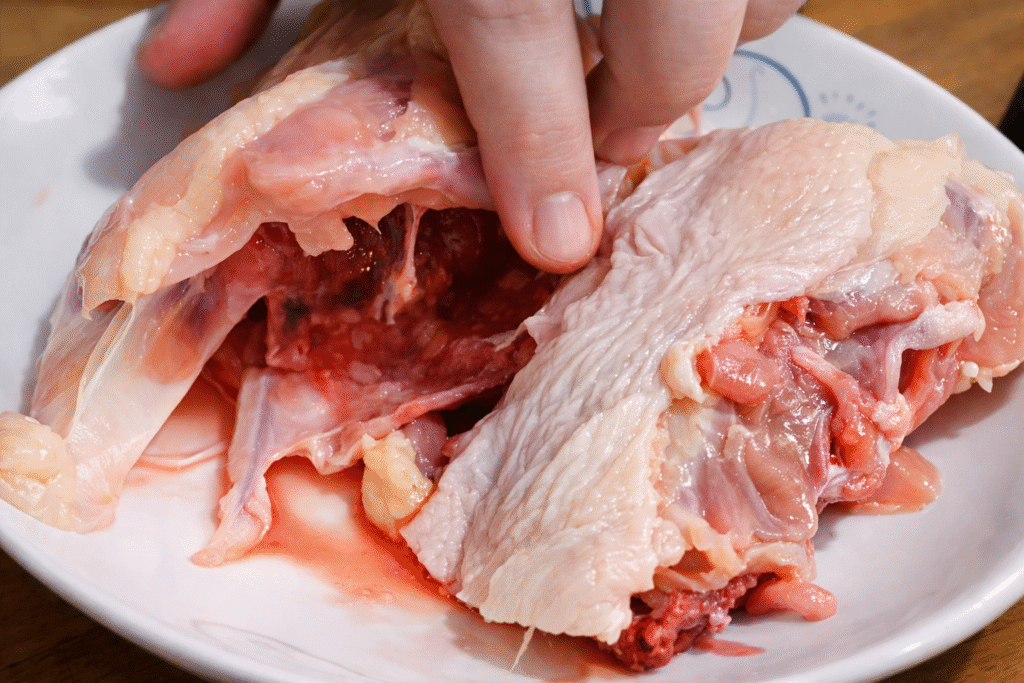 carcaca-de-frango-para-fazer-um-caldo-1024x683 Caldo de Frango Caseiro com Carcaça: Como Fazer um Caldo Rico em Sabor