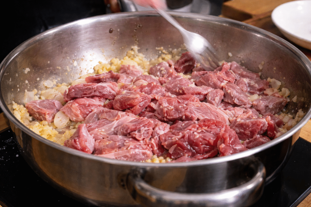 carne-sendo-refogada-para-risoto-1024x683 Risoto de Alho-Poró com Champignon e Iscas de Carne: Receita Cremosa e Saborosa