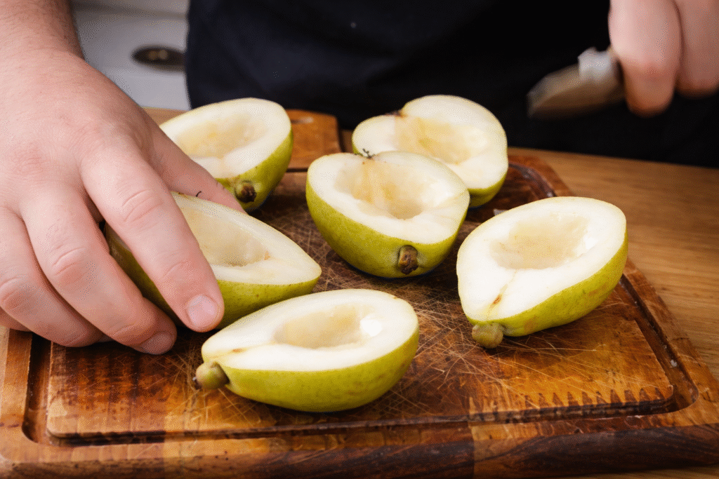 chef-pv-show-abrindo-peras-para-rechear-e-levar-ao-forno-1024x683 Pera Assada com Gorgonzola e Geleia: Receita Sofisticada e Fácil para Aproveitar Ingredientes