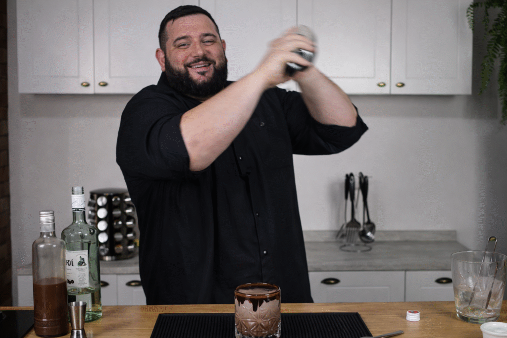 chef-pv-show-batendo-seu-drink-com-licor-de-chocolate-1024x683 Choco Rum Cloud: Drink Cremoso com Licor de Cacau que Parece uma Nuvem