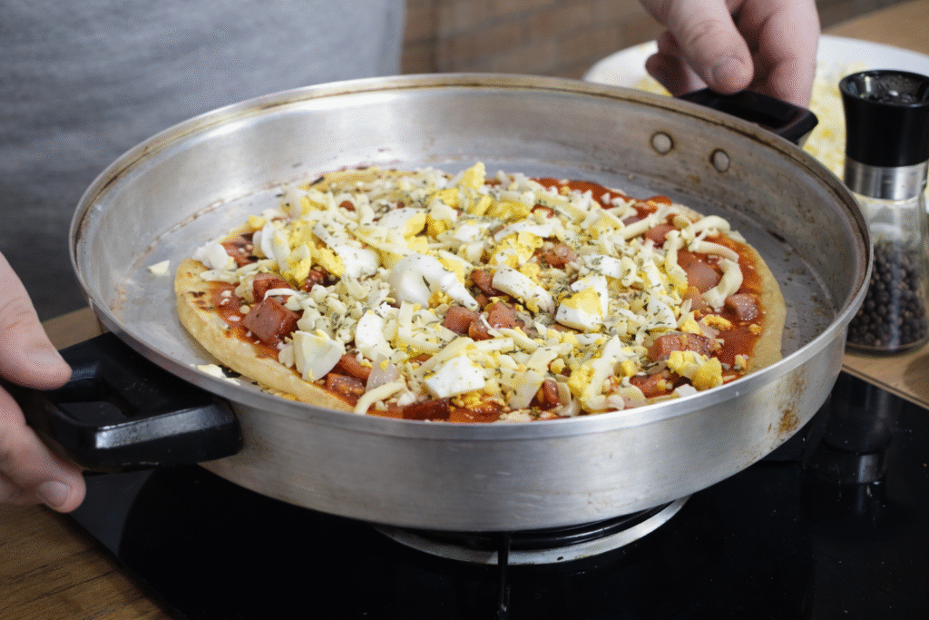 chef-pv-show-e-sua-pizza-de-frigideira-1024x683 Pizza de Frigideira Fácil: Massa Fina, Crocante e Sem Fermentação