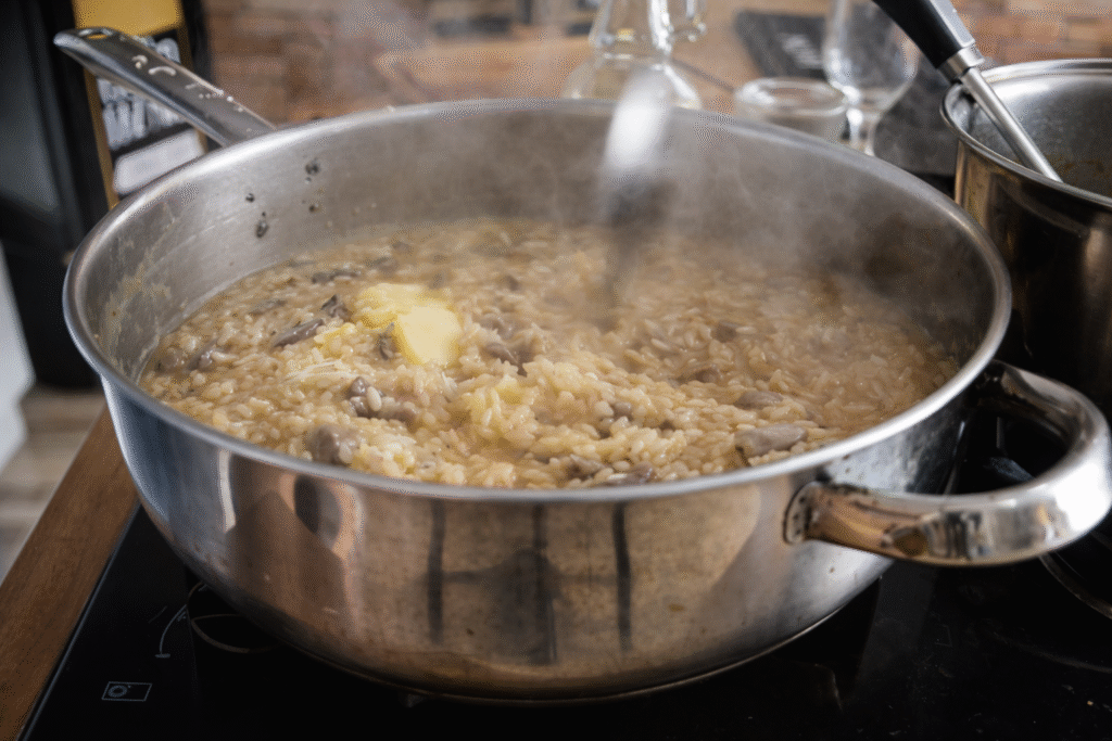 chef-pv-show-fazendo-a-mantecatura-do-risoto-1024x683 Risoto de Coração de Frango: Receita Cremosa e Surpreendente