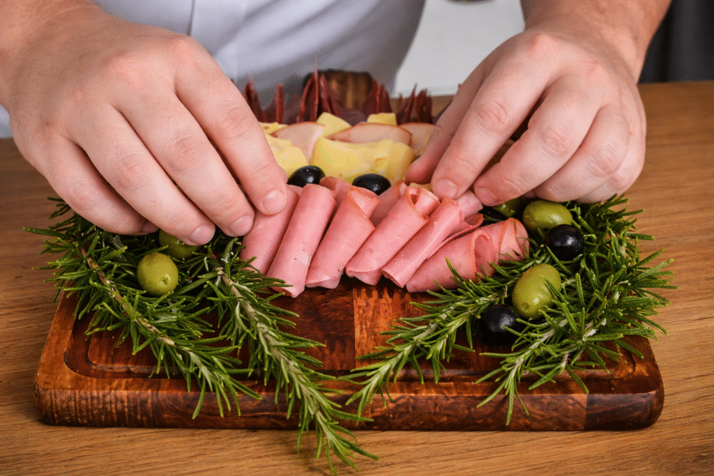 chef-pv-show-montando-arvero-de-frios-para-o-natal-1024x683 Tábua de Frios de Natal em Formato de Árvore: Ideia Criativa e Fácil para Impressionar