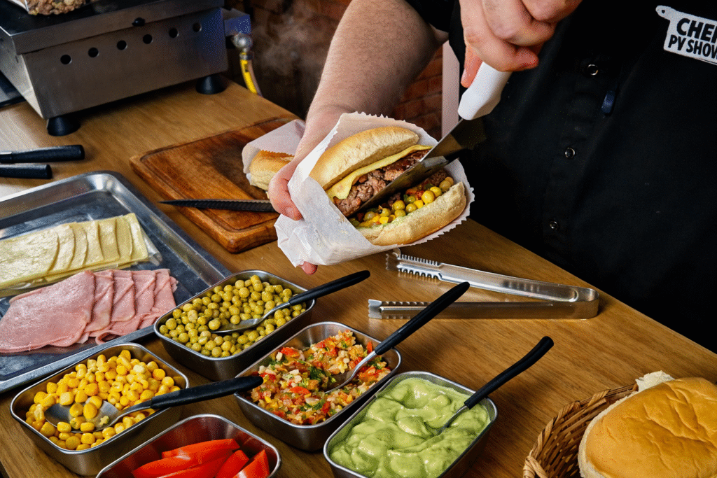 chef-pv-show-montando-o-x-salada-perfeito-1024x683 X-Salada Completo: Receita de Lanchonete com Montagem Profissional