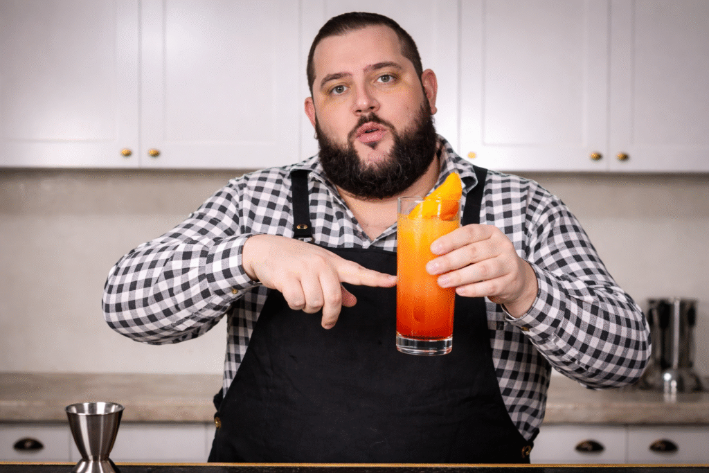 chef-pv-show-mostrando-o-seu-coquetel-garibaldi-1-1024x683 Garibaldi Cocktail: A Receita Italiana Clássica com Campari e Laranja