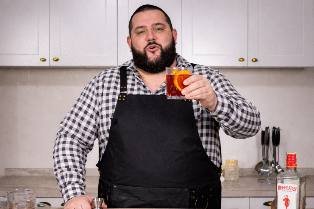 chef-pv-show-mostrando-seu-negroni-1024x683 Negroni: A História e a Receita do Drink Clássico Mais Famoso com Campari