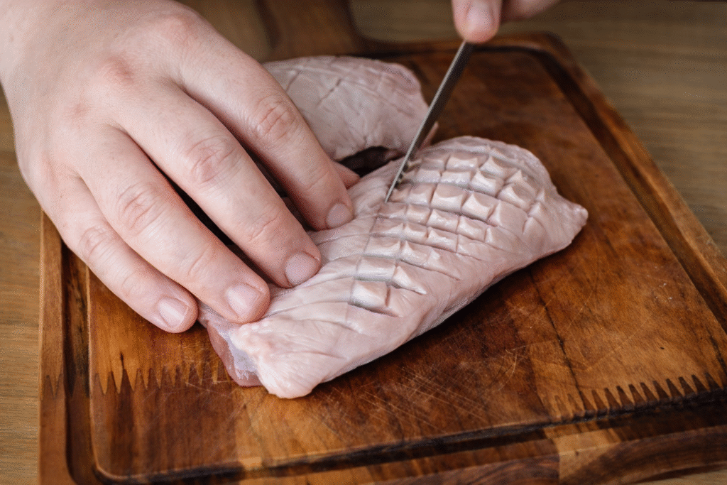 chef-pv-show-prepara-o-magret-de-pato-1024x683 Magret de Pato com Maçã Glaceada: Receita Sofisticada na Brasa