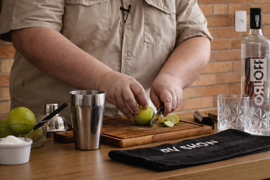 chef-pv-show-preparando-drinks-com-destilados-diferentes-1024x683 Caipirinha, Caipiroska e Caipiríssima: Entenda as Diferenças e Aprenda a Fazer